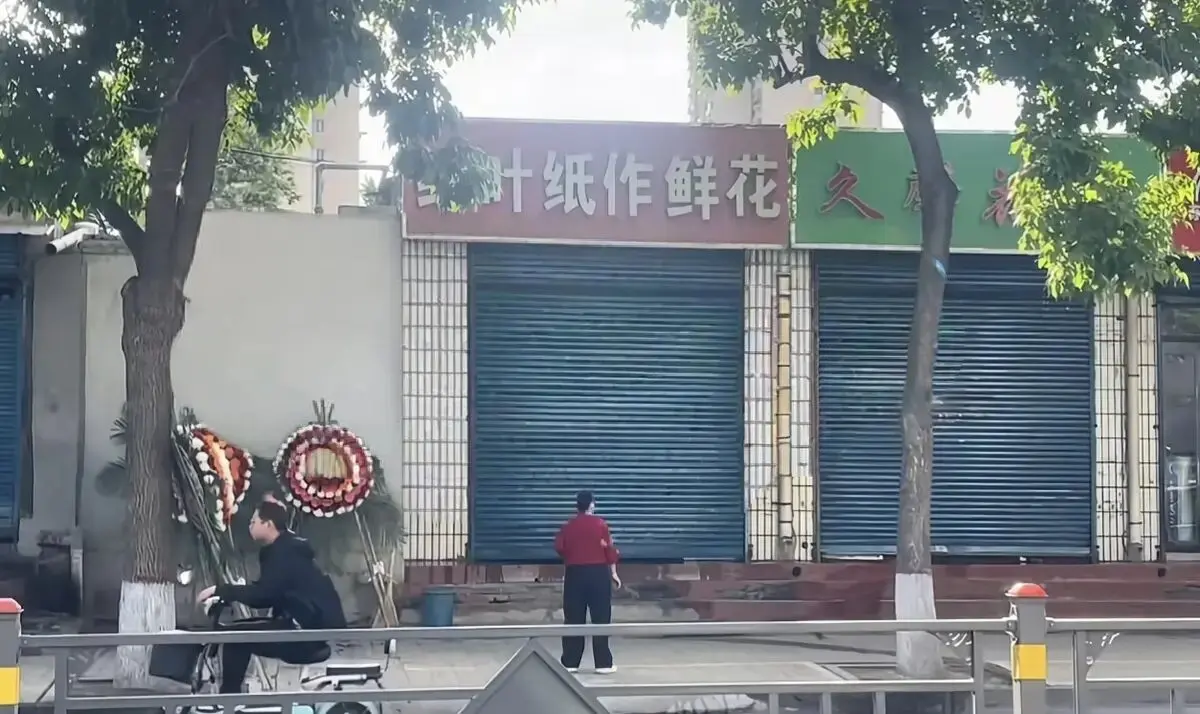《原平纸扎店门口监控视频》-未删节完整版高清播放-原平纸扎店门口监控视频真相曝光-全网同步-胆小慎入-免费在线观看
