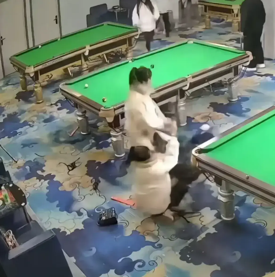 台球厅双刀姐妹事件全集 - 三女子互殴视频现场实录 - 1080P高清无广告播放