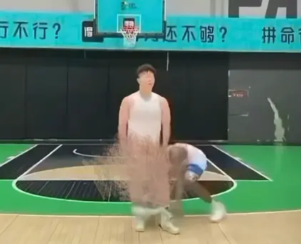 《牛教练的裤子》1080P超清完整版-黑哥偷袭扯下裤子甩两圈爆火视频-《牛教练的裤子》免费观看牛教练满球场追人