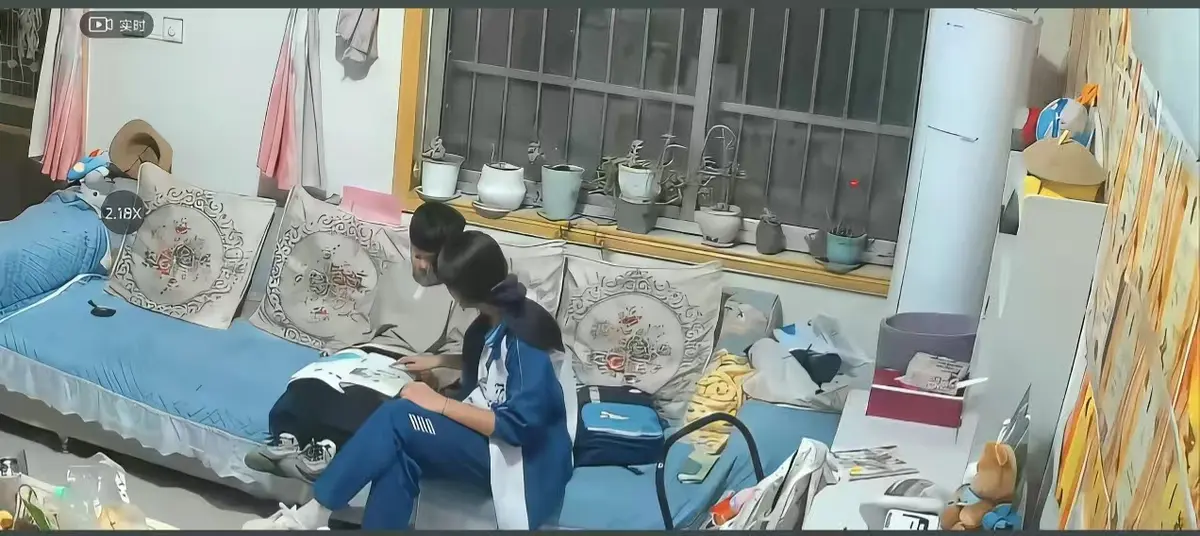 《来自姐姐的爱》无删减完整版在线播放-全集影院高清正片免费观看-姐姐对弟弟的日常引导名场面-暖心姐弟互动真实瞬间